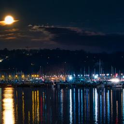 Vollmond über dem Genfer Hafen